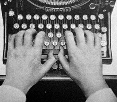 old black & white picture of an original underwood typewriter